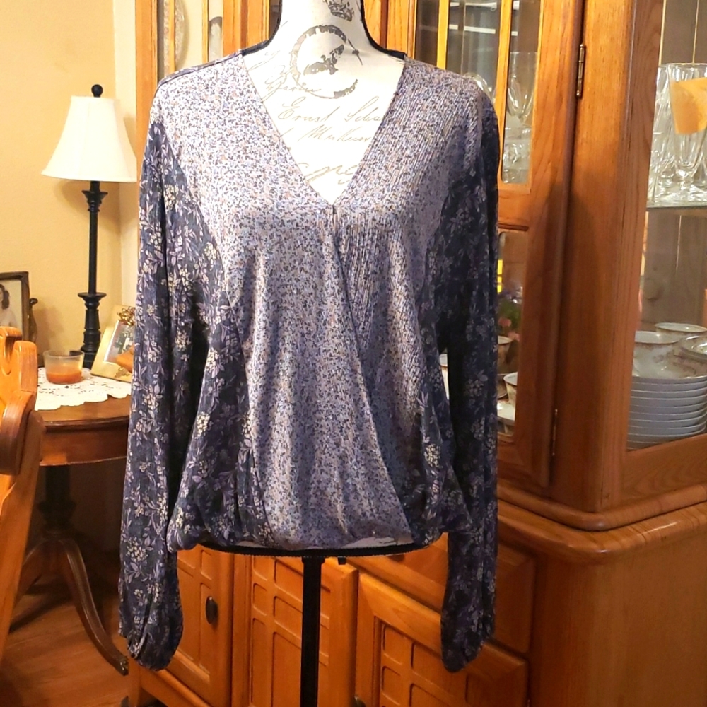 Daytrip Floral print long sleeve blouse, size large in shades of purple and blue